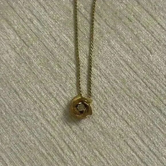 Vintage Gold tone saudered rose necklace with paste stone - Picture 1 of 3